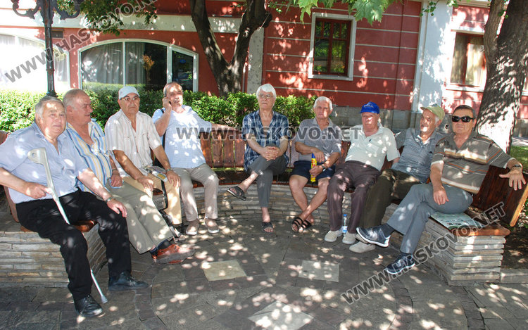 Пенсионери на бунт, взеха им клуба. Общината: незаконен е