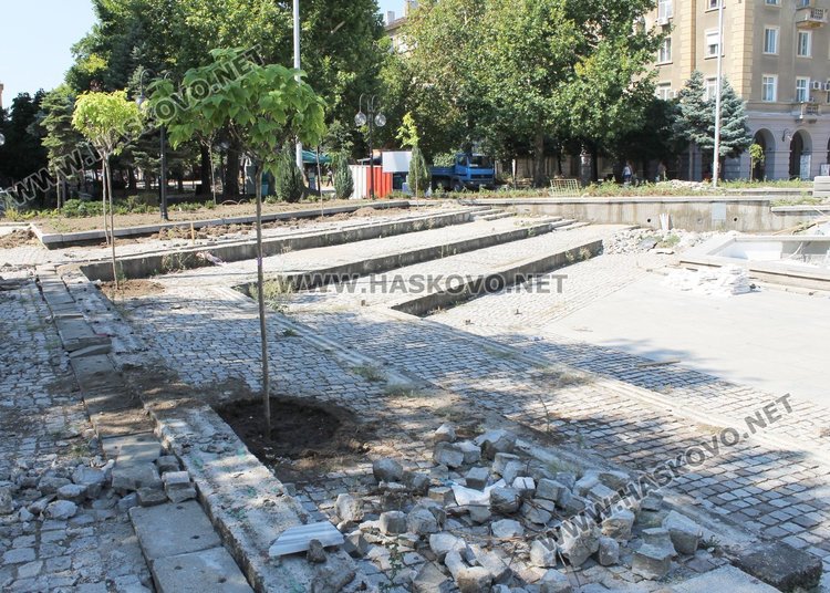 Почистват "Трите музи" и озеленяват центъра на Димитровград