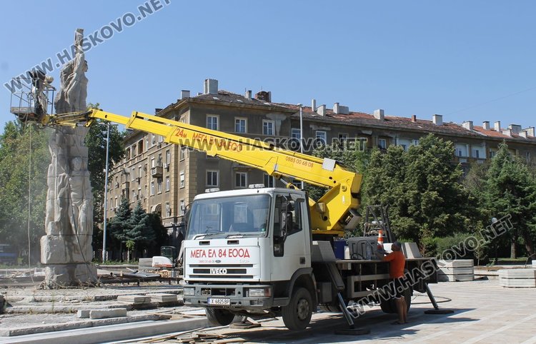 Почистват "Трите музи" и озеленяват центъра на Димитровград