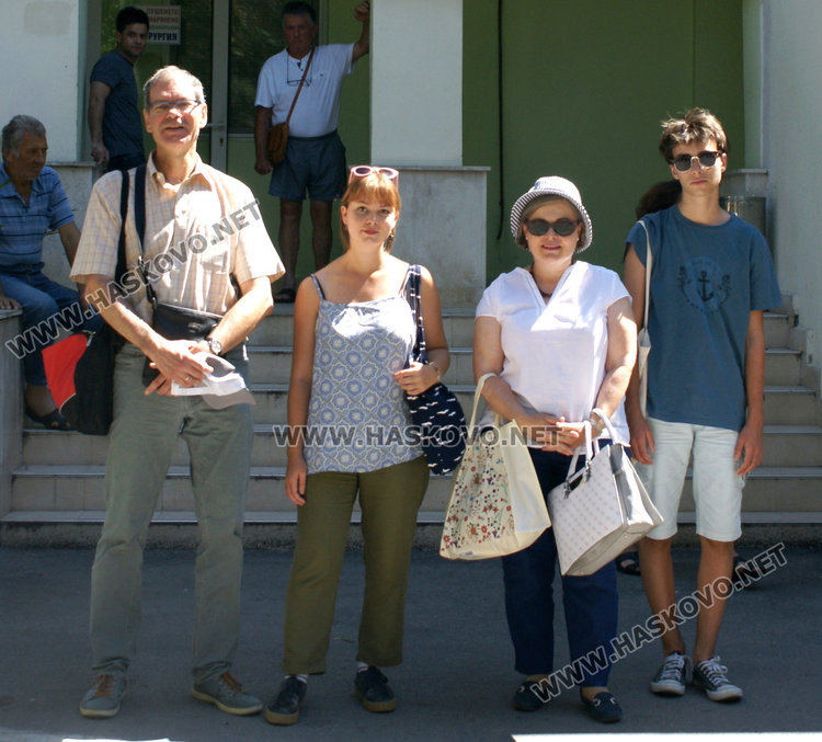 Борис Федоровски със семейството си пред хирургията в Хасковската болница