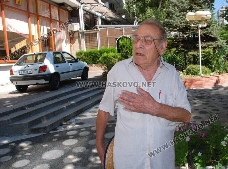 Пенсионери на бунт, взеха им клуба. Общината: незаконен е