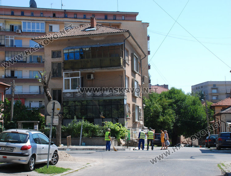 Хасковлийка иска тротоар пред дома си, макар че може да затапи гаражи