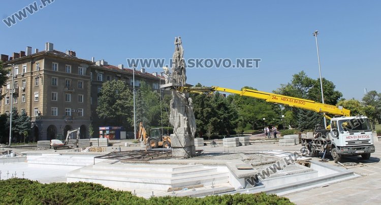 Почистват "Трите музи" и озеленяват центъра на Димитровград