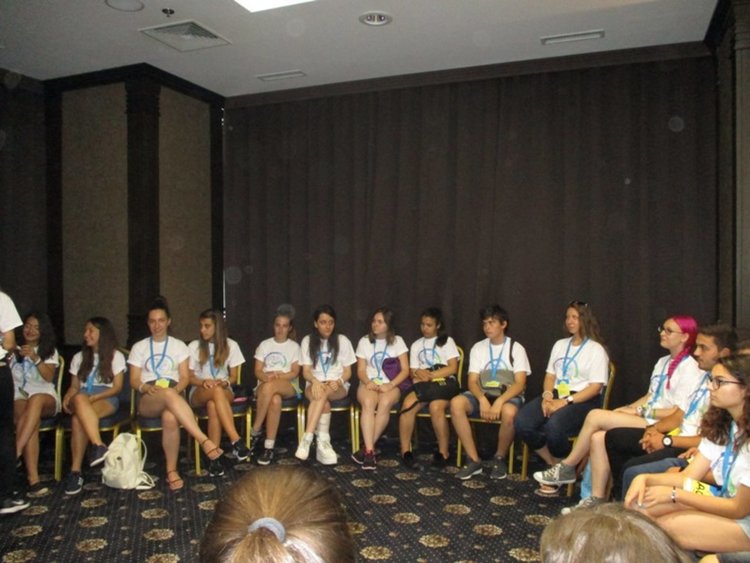 Доброволките Изабела Сангалова и Габриела Маринова от Смолян  участваха  в кампанията „Лято без риск”