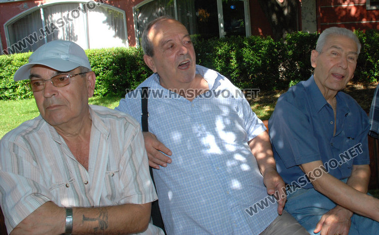 Пенсионери на бунт, взеха им клуба. Общината: незаконен е