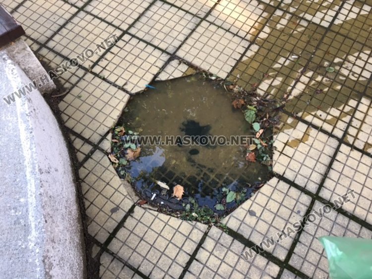 Шахта "сервира" нечистотии на детска площадка