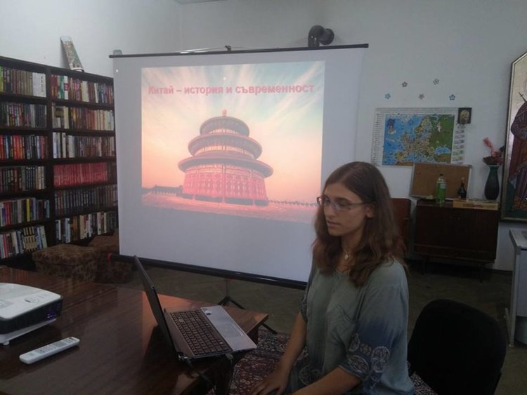 От 7 годишни хлапета до 65 годишни баби учат китайски в Момчиловци