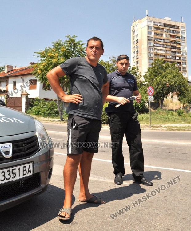 шофьорът на Бавареца /вляво/ при свършен факт