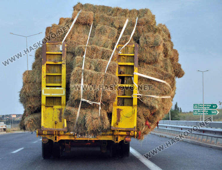 Претоварен със слама камион притесни движението от Димитровград към Хасково