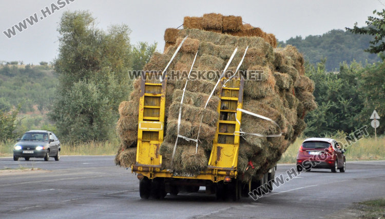 Претоварен със слама камион притесни движението от Димитровград към Хасково