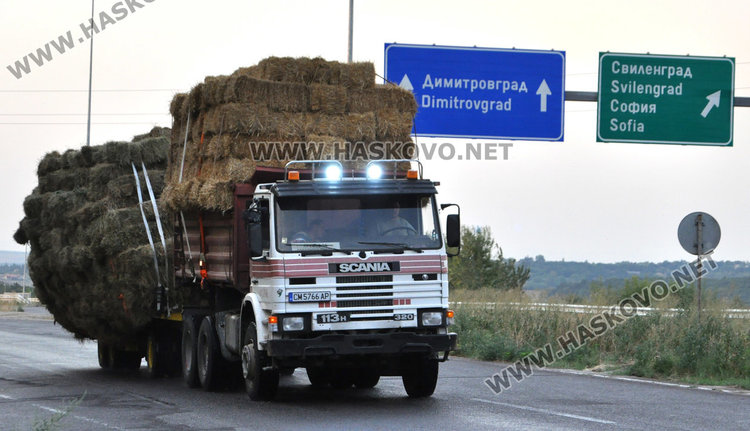 Претоварен със слама камион притесни движението от Димитровград към Хасково