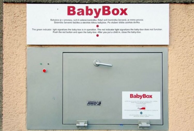 По света: Бебе в кутия за... социалните. Нашата Мария – под дървото!