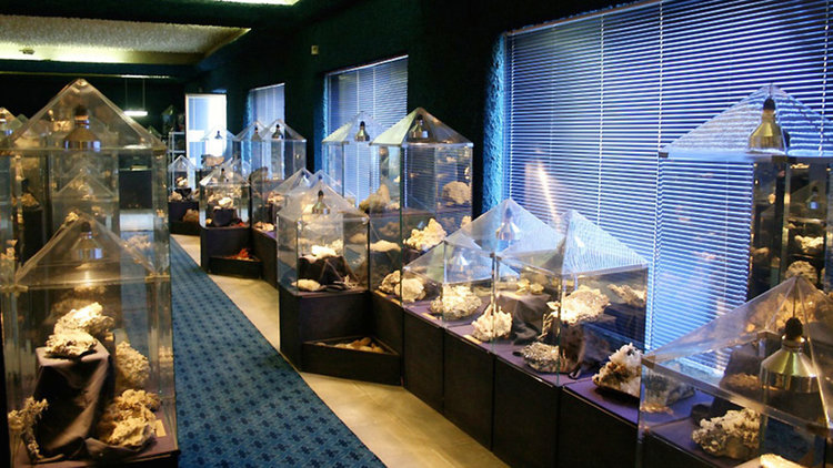 Залата с родопски кристали е една от атракциите в Мадан, събрала е безценни уникати от подземните богатства на Родопите, сн.БНР