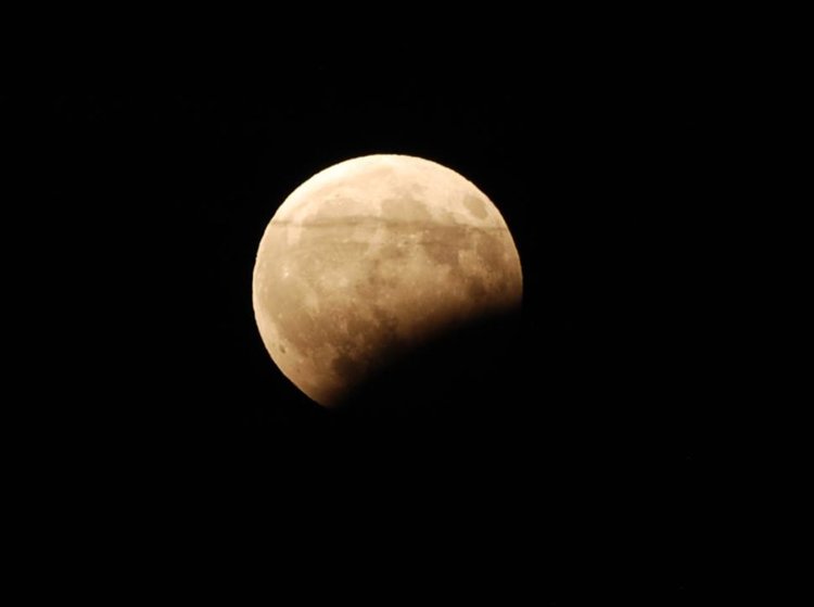 Първите уникални снимки на частичното лунно затъмнение, заснети в Планетариума в Смолян