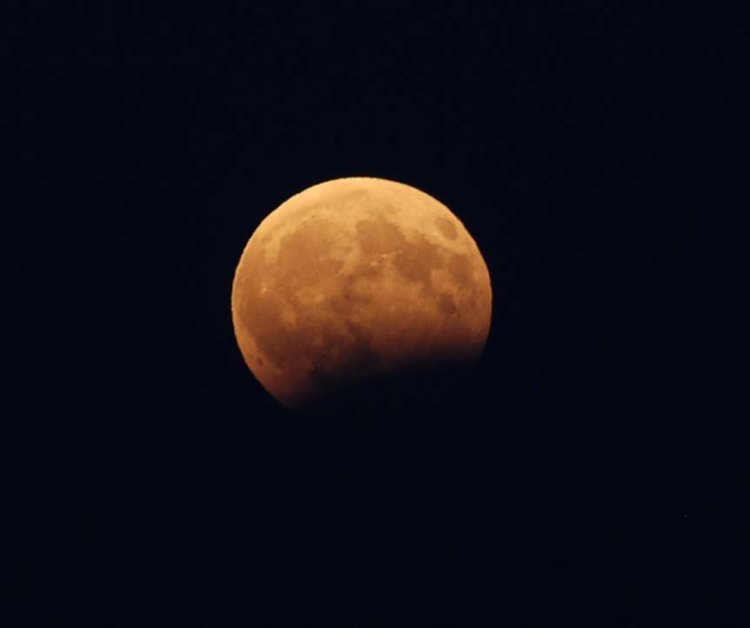 Първите уникални снимки на частичното лунно затъмнение, заснети в Планетариума в Смолян