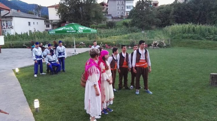 Доброволци от немска и смолянска пожарни служби се учат заедно да потушават бедствия