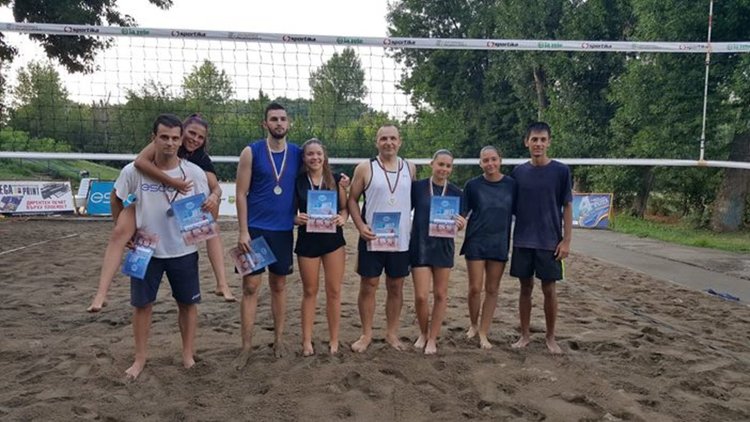 Победителите в турнира по плажен волейбол за смесени двойки