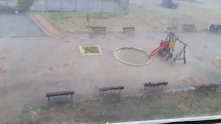 Мълния уби човек. Градушка в София (видео)