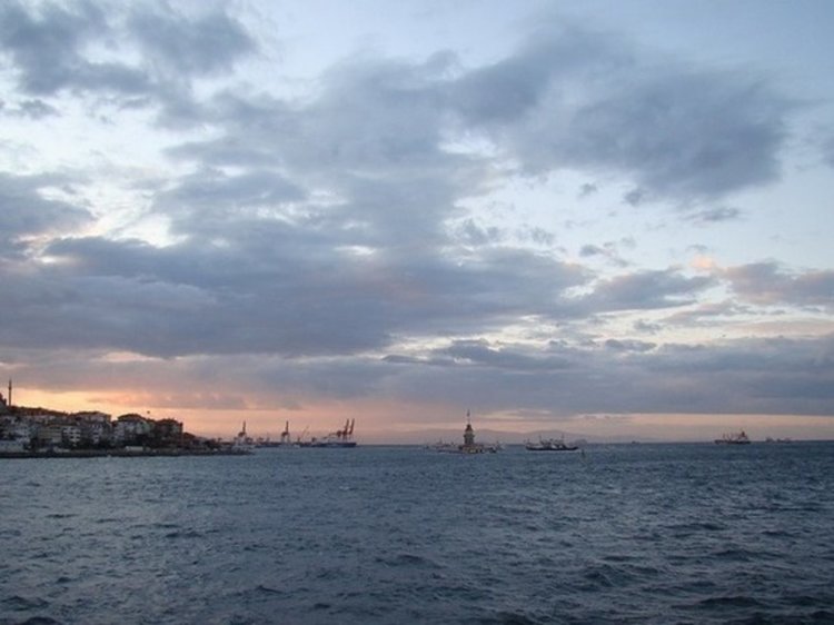 Младеж спасен след 3 дни в открито море на надувен батут