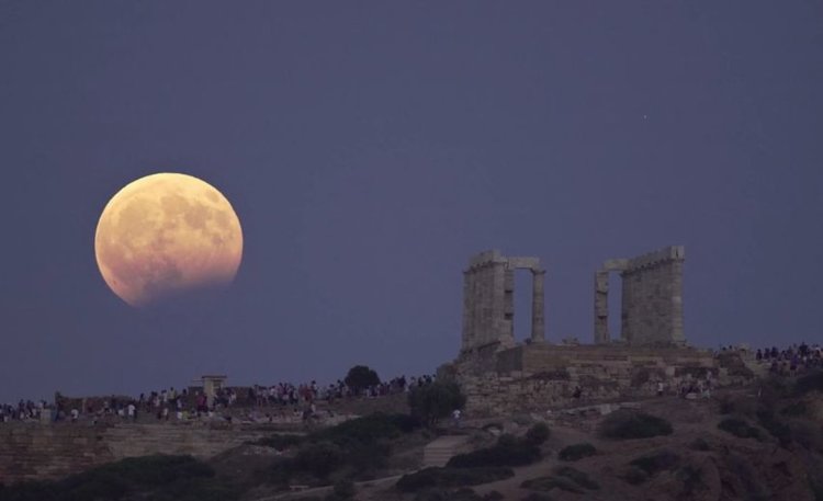 Стотици гледаха лунното затъмнение от храма на Посейдон (ВИДЕО) 