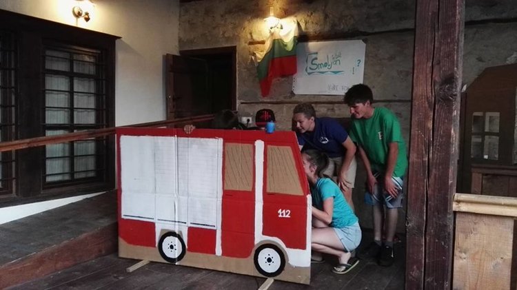 Доброволци от немска и смолянска пожарни служби се учат заедно да потушават бедствия