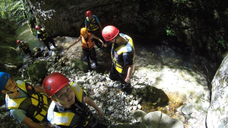 Доброволци от немска и смолянска пожарни служби се учат заедно да потушават бедствия