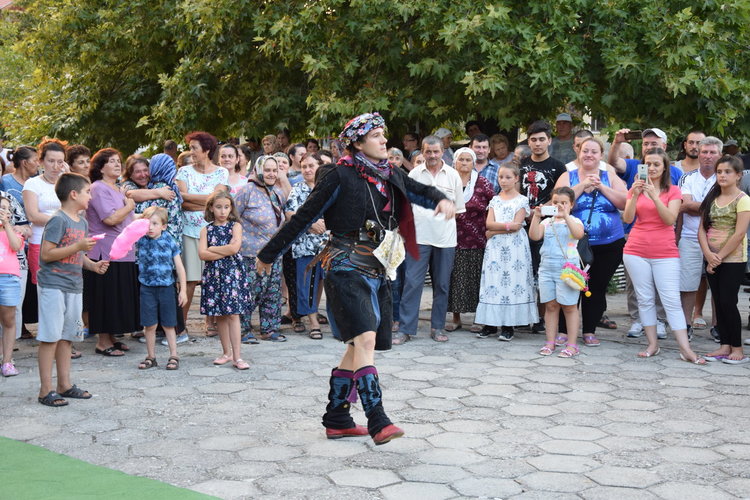 Играта „Зейбек“ потопи жителите на Широко поле сред чудното вълшебство на турските народни танци