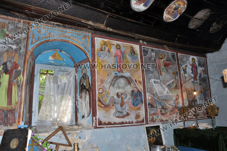 150-годишен храм рухва, кмет служи на празници вместо свещеник