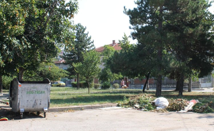 Сигнализират за отпадъци край контейнерите в кв."Простор"