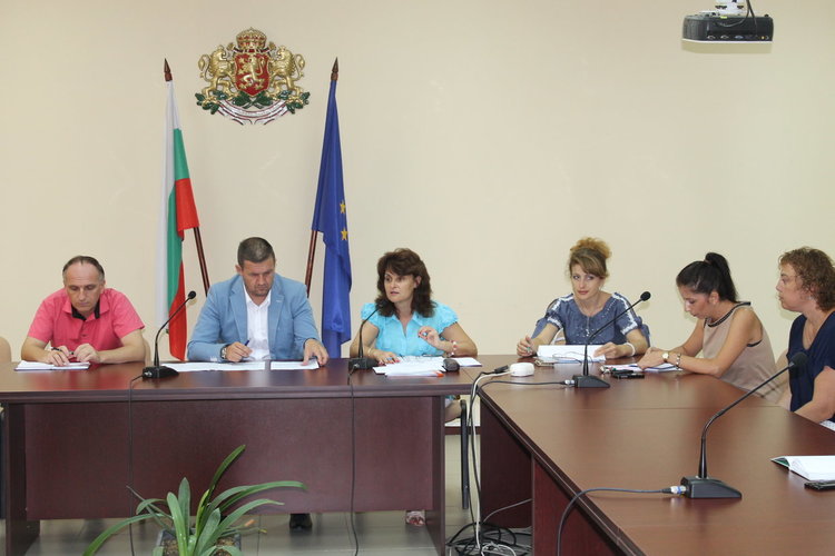 44 екипа в областта ще връщат в училище напуснали деца