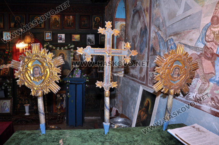 150-годишен храм рухва, кмет служи на празници вместо свещеник