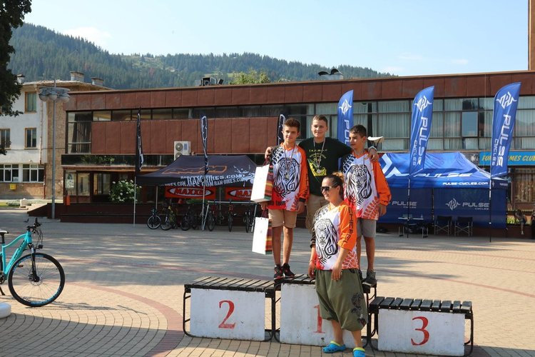 От 5 до 72 годишен участваха в състезанието за планинско бягане и колоездене в Чепеларе, победата взе англичанин