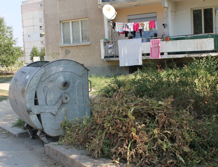 Сигнализират за отпадъци край контейнерите в кв."Простор"