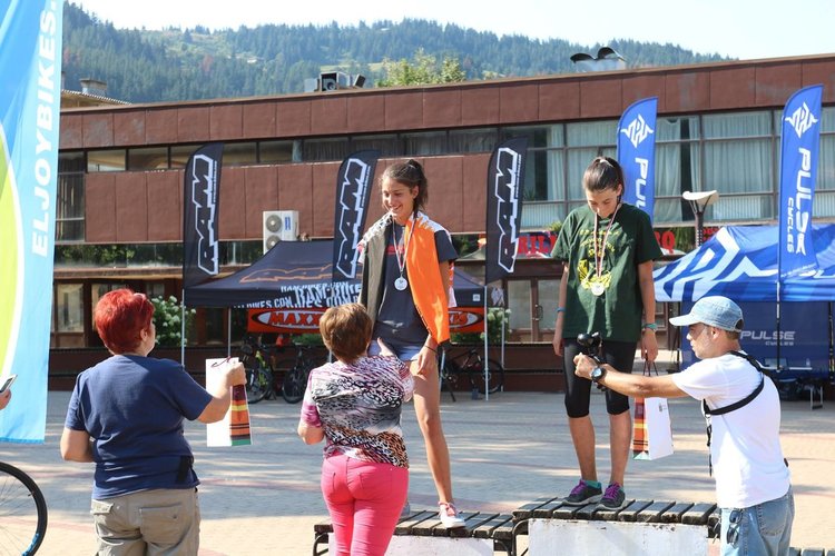 От 5 до 72 годишен участваха в състезанието за планинско бягане и колоездене в Чепеларе, победата взе англичанин