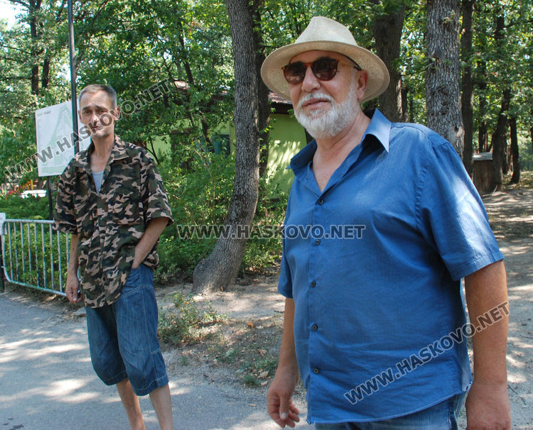 Шефът на зоопарка Валентин Ахтаров (на преден план)