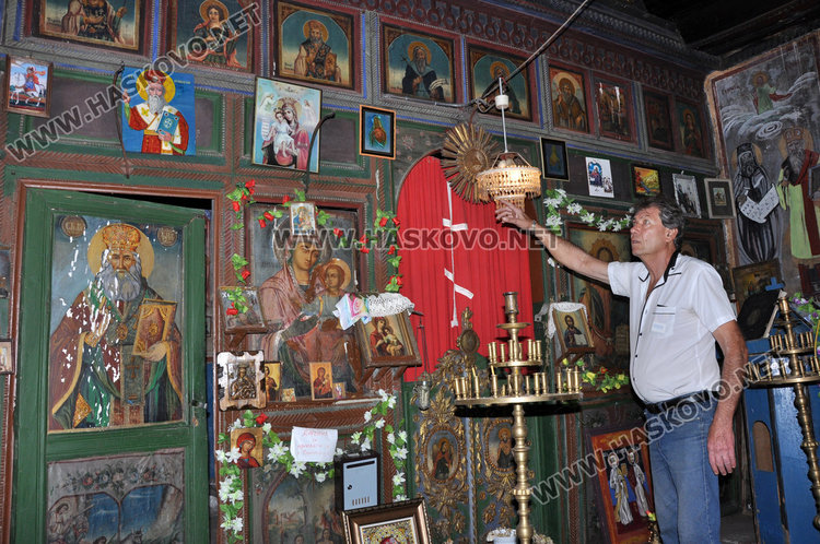 Кметът евгени трендафилов в рухващия храм