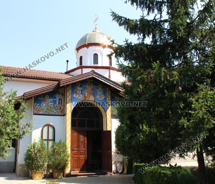 Кръщават пет момиченца на Голяма Богородица в димитровградската църква