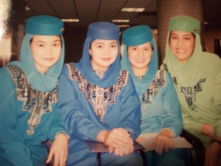 Стюардеси в абайе, преди да им разрешат да носят панталони