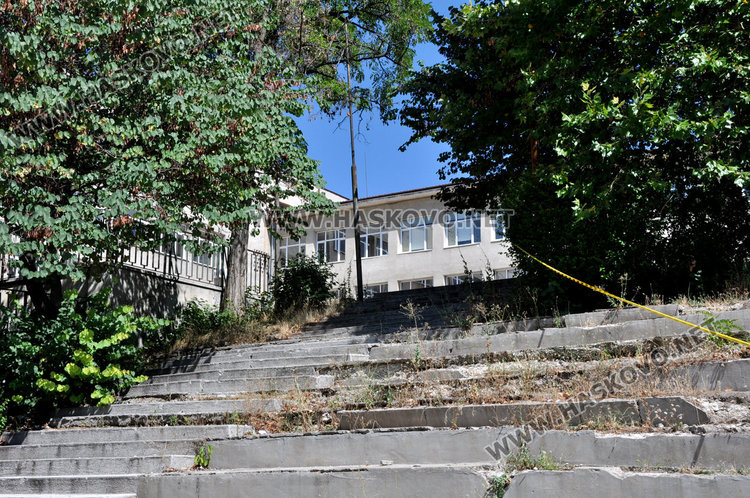 Подпорна стена рухна в двора на училище„Паисий“, спортната площадка пропада