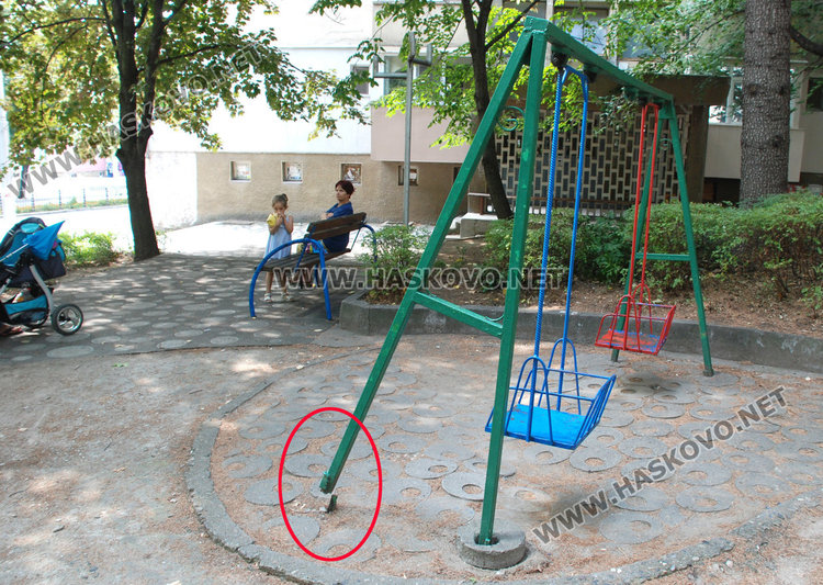 Баба седна на опасна люлка до внучето и се строполи на земята