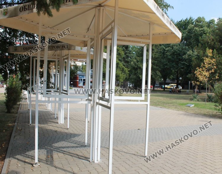 Тук предстои  да бъде подредена изложба със снимки от почетните граждани