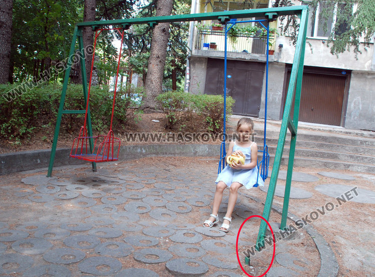 Баба седна на опасна люлка до внучето и се строполи на земята