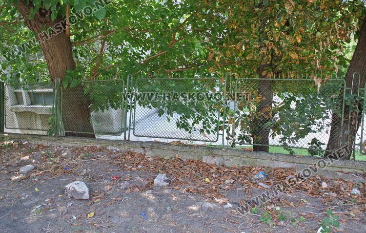 Подпорна стена рухна в двора на училище„Паисий“, спортната площадка пропада