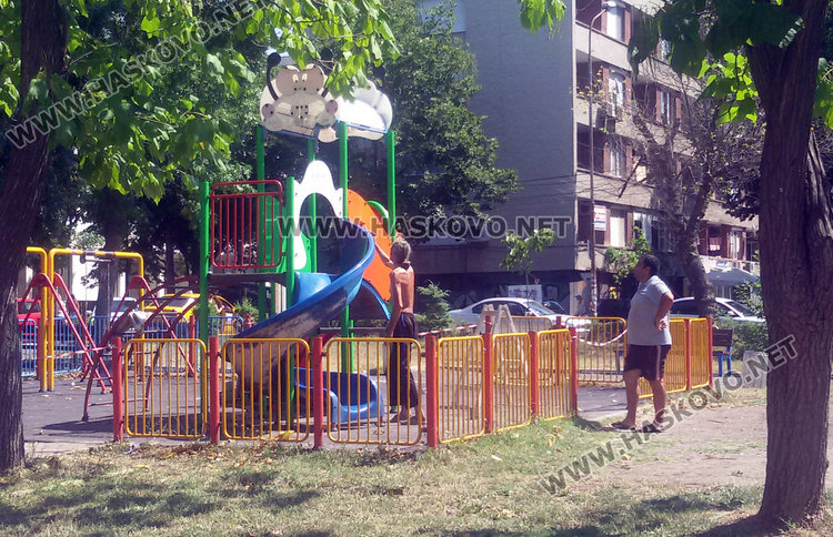 Работници ремонтират детска площадка в Кърджали