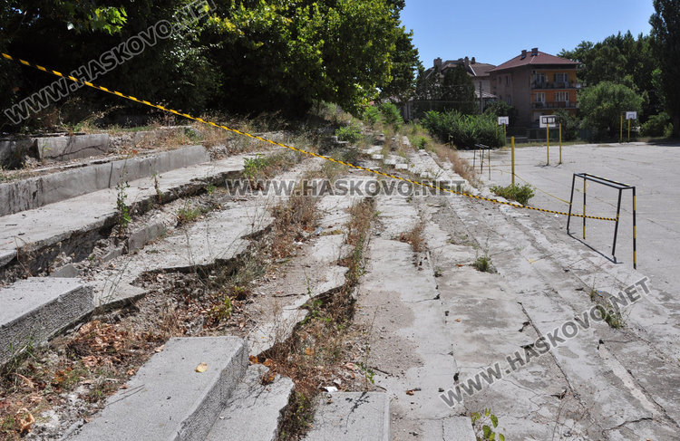 Подпорна стена рухна в двора на училище„Паисий“, спортната площадка пропада