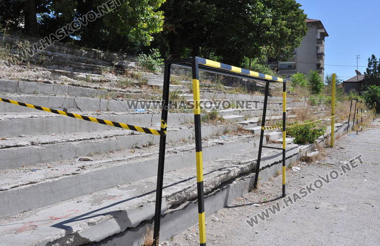 Подпорна стена рухна в двора на училище„Паисий“, спортната площадка пропада