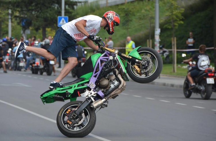 Атрактивно мото шоу вдига адреналина за празника на Димитровград