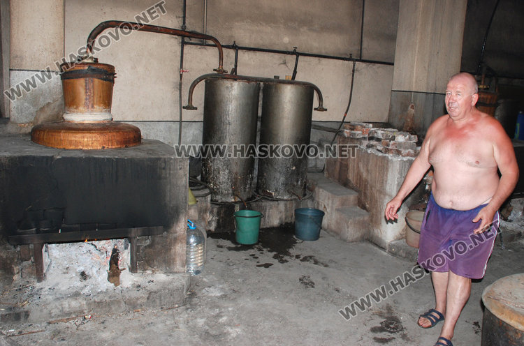В сезона на сливовата: материалът слаб, ракия става и от домати