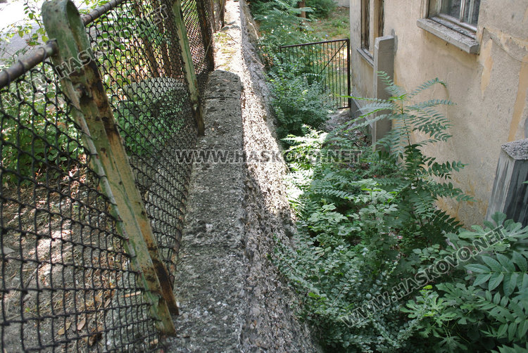 Подпорна стена рухна в двора на училище„Паисий“, спортната площадка пропада