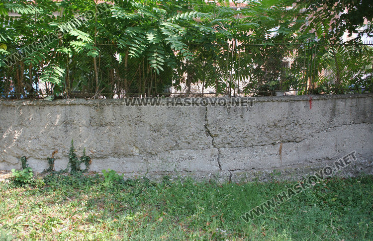 Подпорна стена рухна в двора на училище„Паисий“, спортната площадка пропада